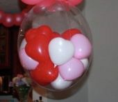 Балон пълен с малки балончета и конфети